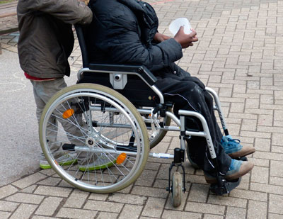 Перемещение инвалида на инвалидной коляске